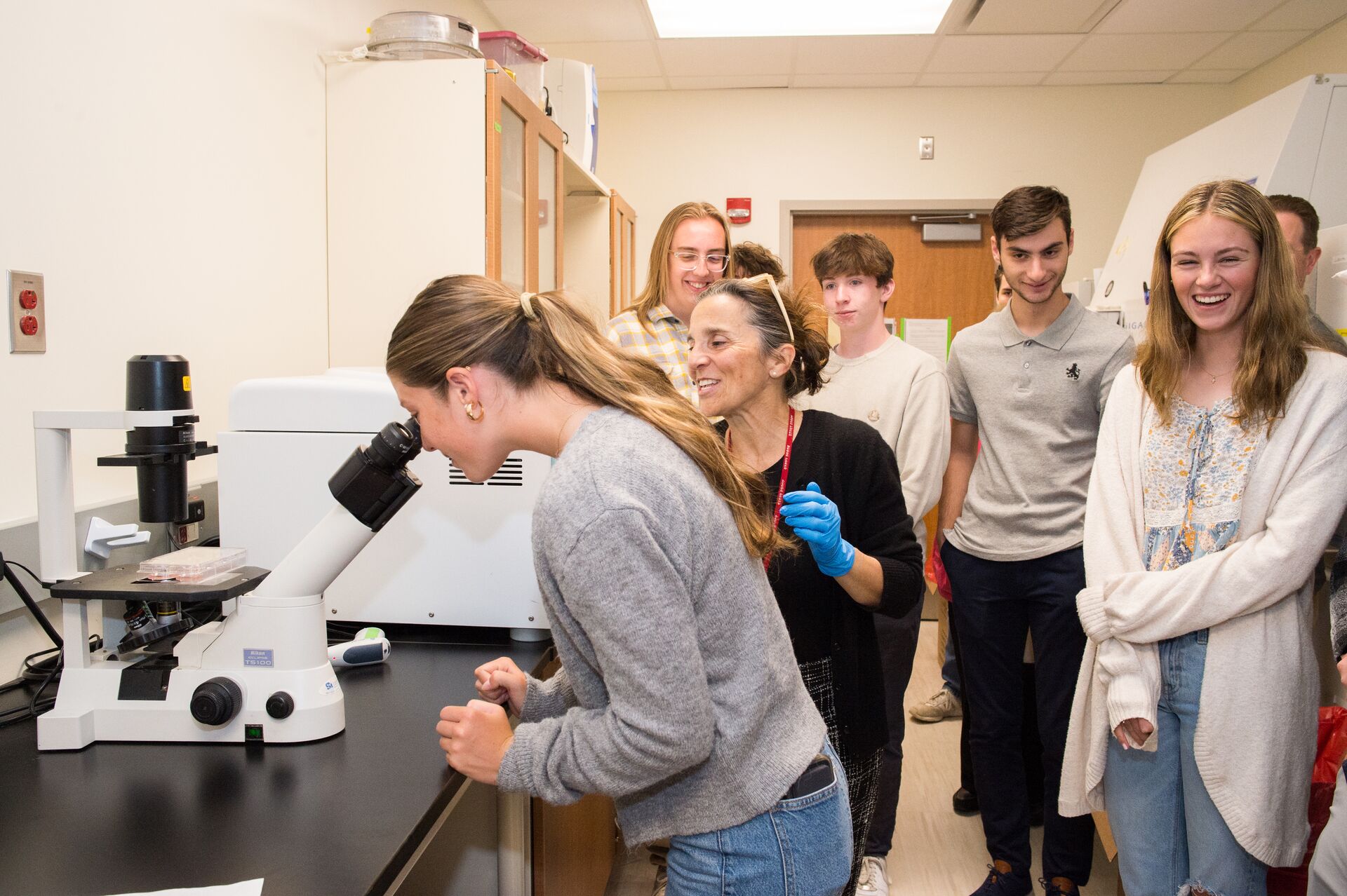 High School students visit Cancer Center Research Lab